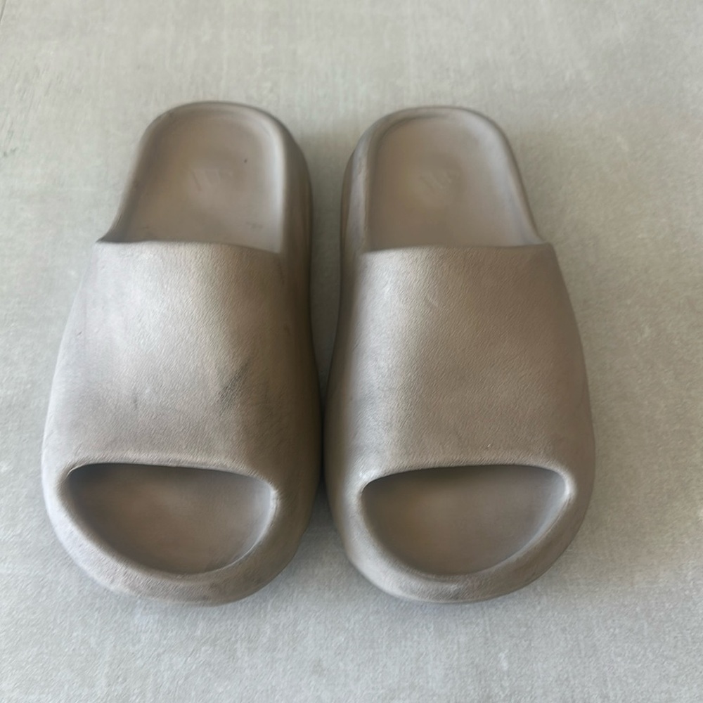 Yeezy Slides. Size 6